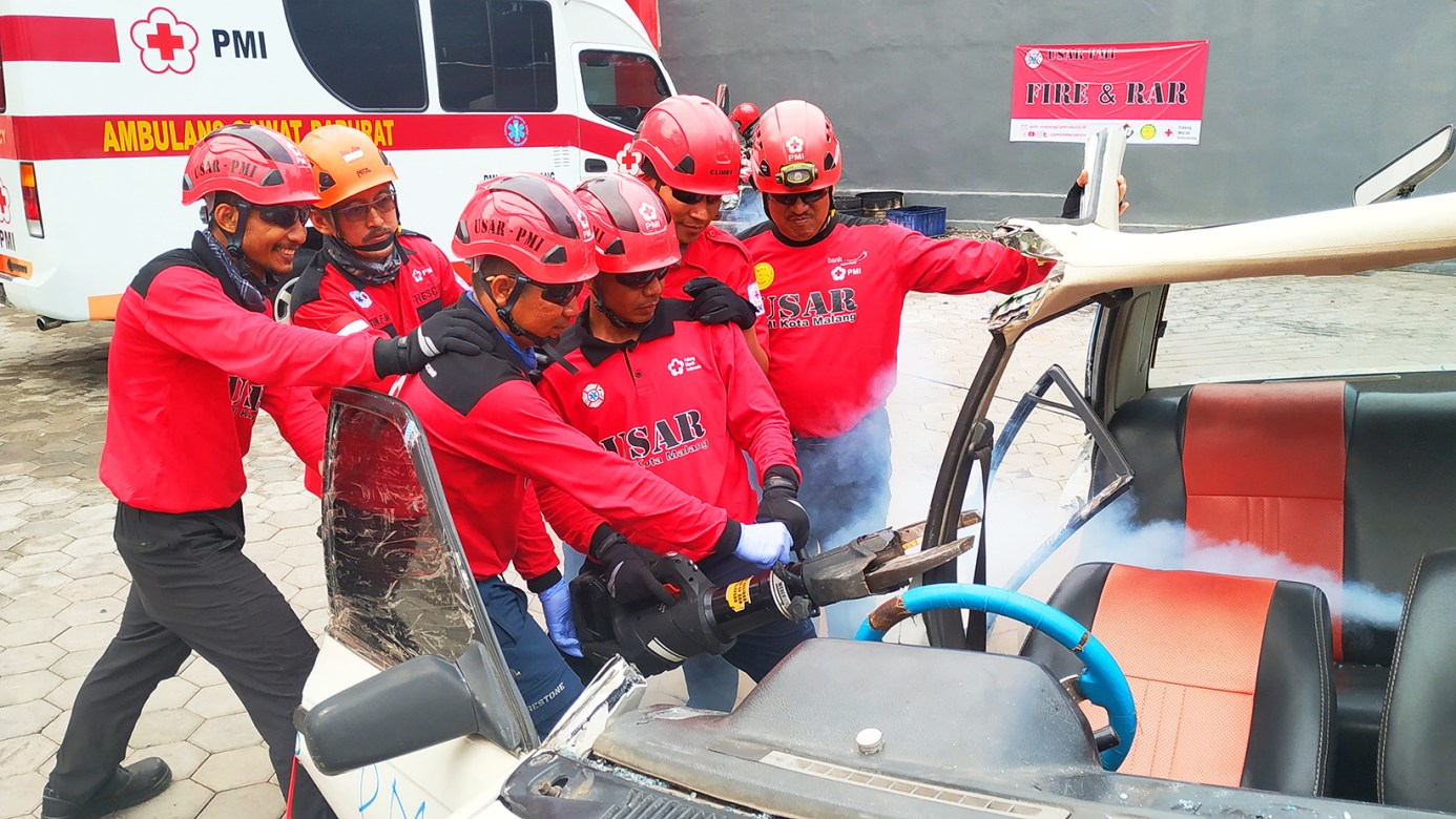 first aid accident kecelakaan diklat PMI PMR KSR relawan kampar korps Red Cross Indonesia website