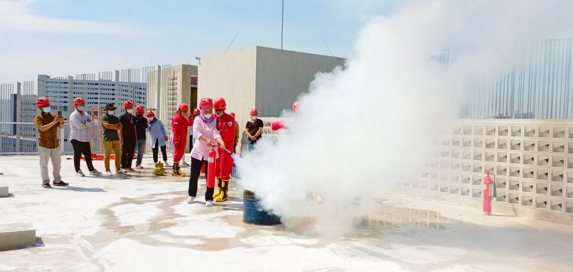 first aid fire training pelatihan kebakaran diklat PMI PMR KSR relawan kampar korps Red Cross Indonesia website