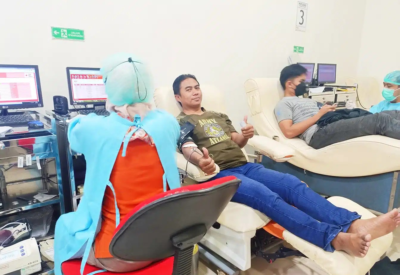 Relawan-PMI-PMR-KSR-kampar-donor-darah-warga-bantuan-bencana-Indonesian-red-cross-bulan-sabit-Palang-Merah